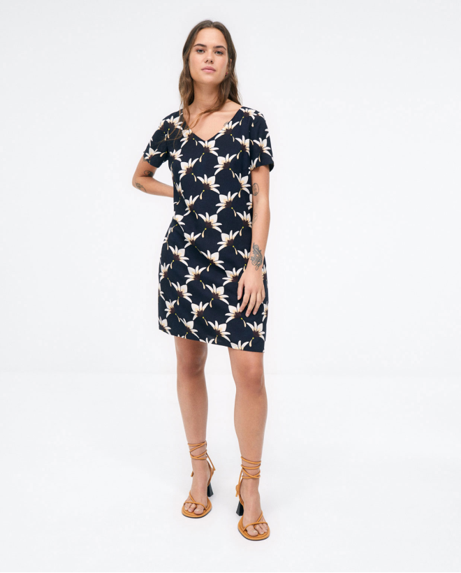 Vestido curto com decote em...
