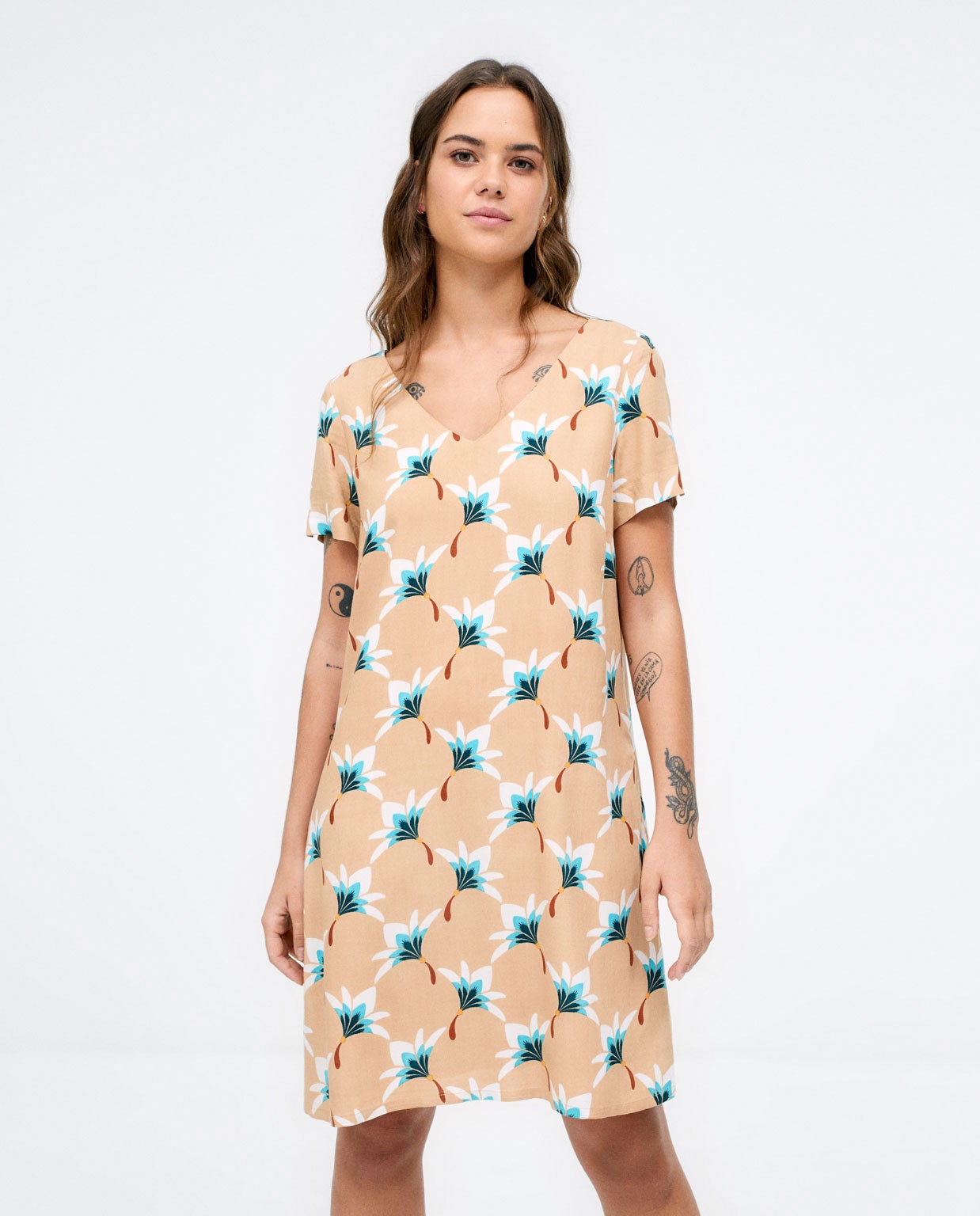 Vestido corto evasé. Cuello V. Estampado Camel