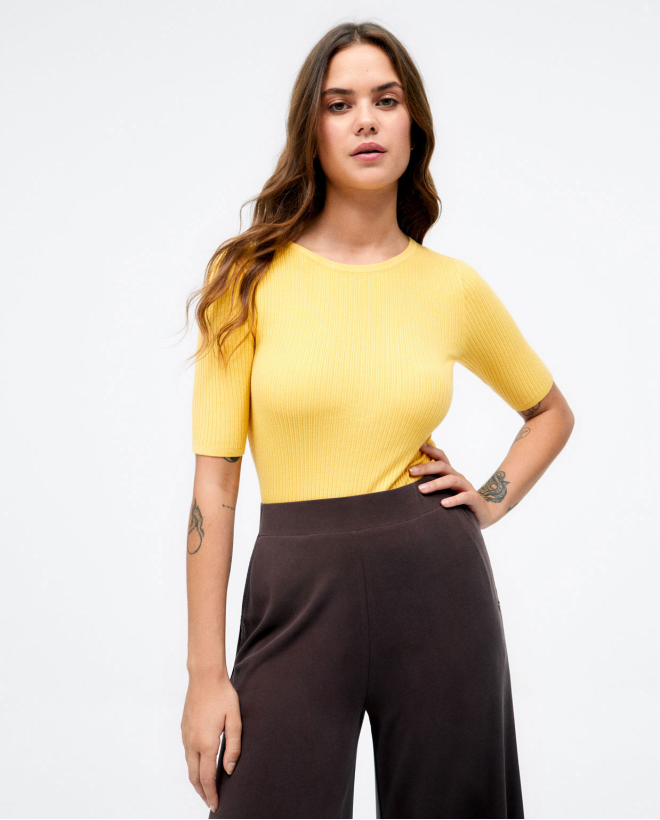Camisola canelada com manga pelo cotovelo. Amarelo