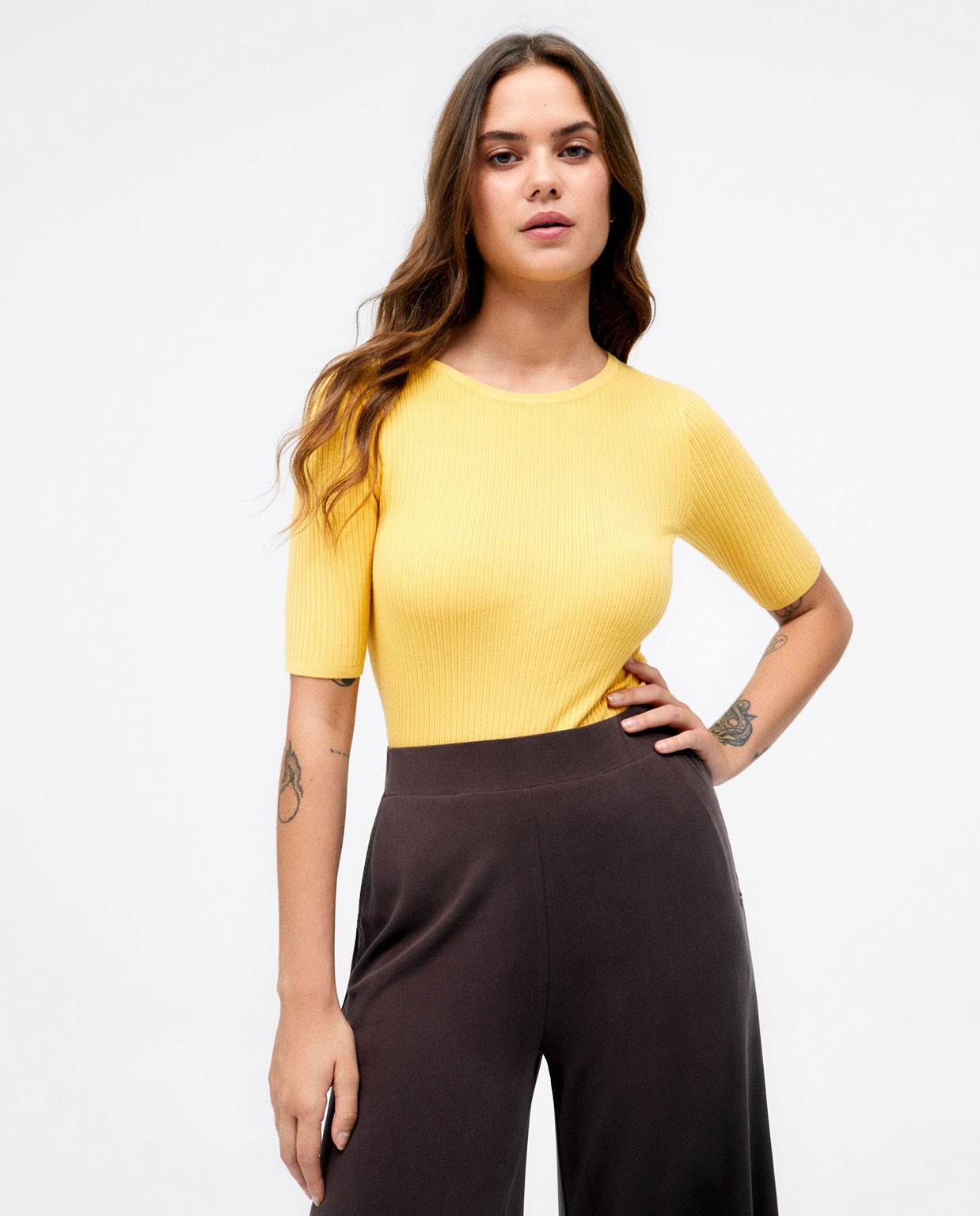 Camisola canelada  com manga pelo cotovelo. Amarelo