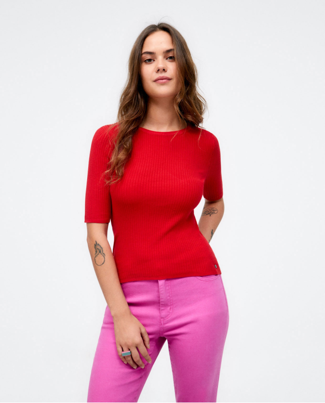 Camisola canelada com manga pelo cotovelo. Vermelho