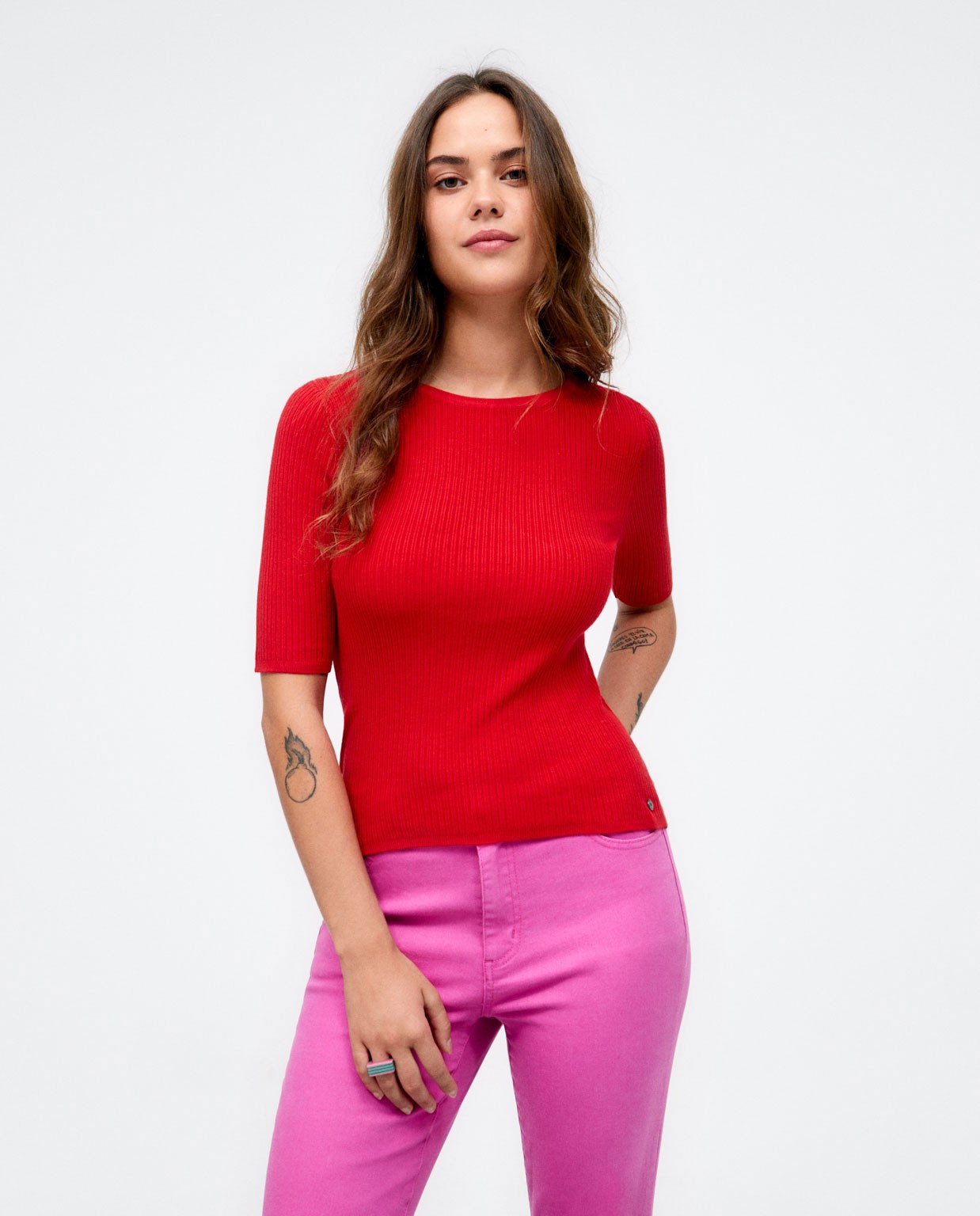 Camisola canelada  com manga pelo cotovelo. Vermelho