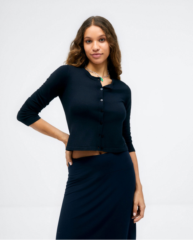 Short knitted cardigan with long sleeves. Plain. Black