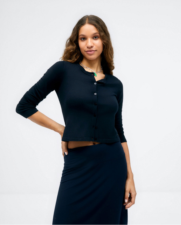Short knitted cardigan with long sleeves. Plain. Black