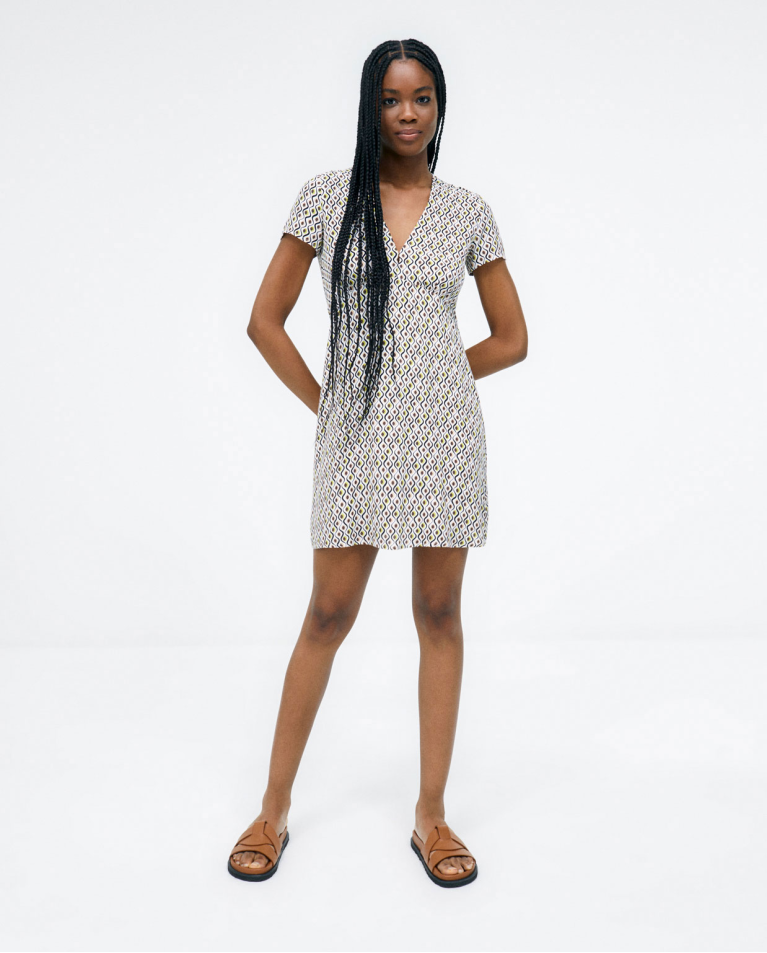 Short dress. V-neck. Elastic. Green