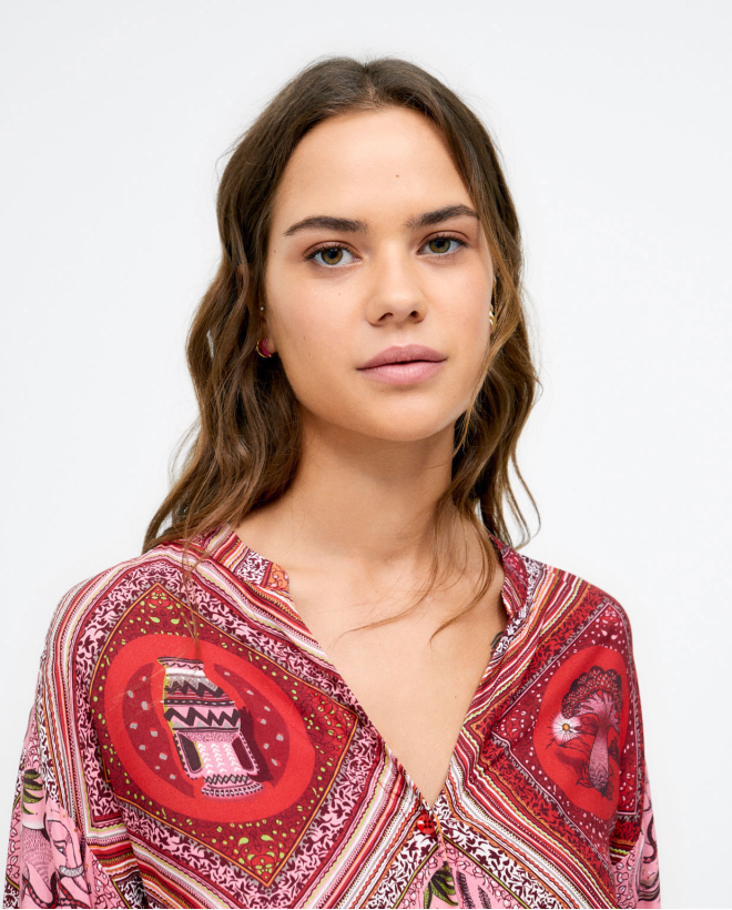 Long sleeve shirt. V-neck. Red