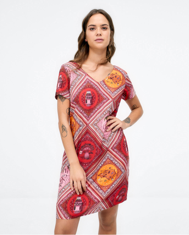 Short fla dress. V-neck. Red