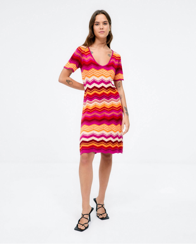 Vestido corto de punto. Cuello V. Rayas Fucsia
