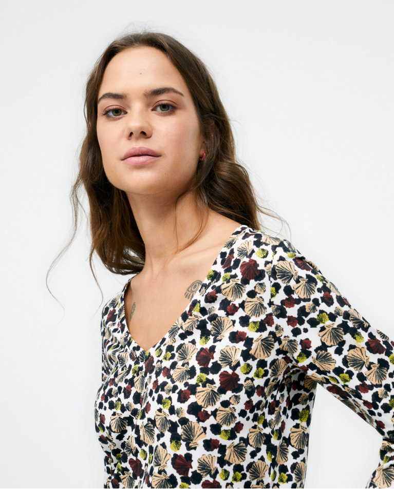Camisola fina decote em bico e manga 3/4. Castanho