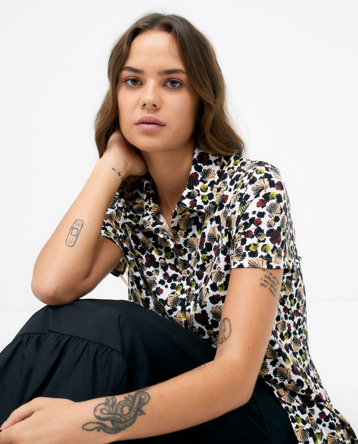 Camisa com manga curta. Castanho