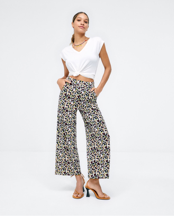 Wide long trousers. Elasticated waist. Brown