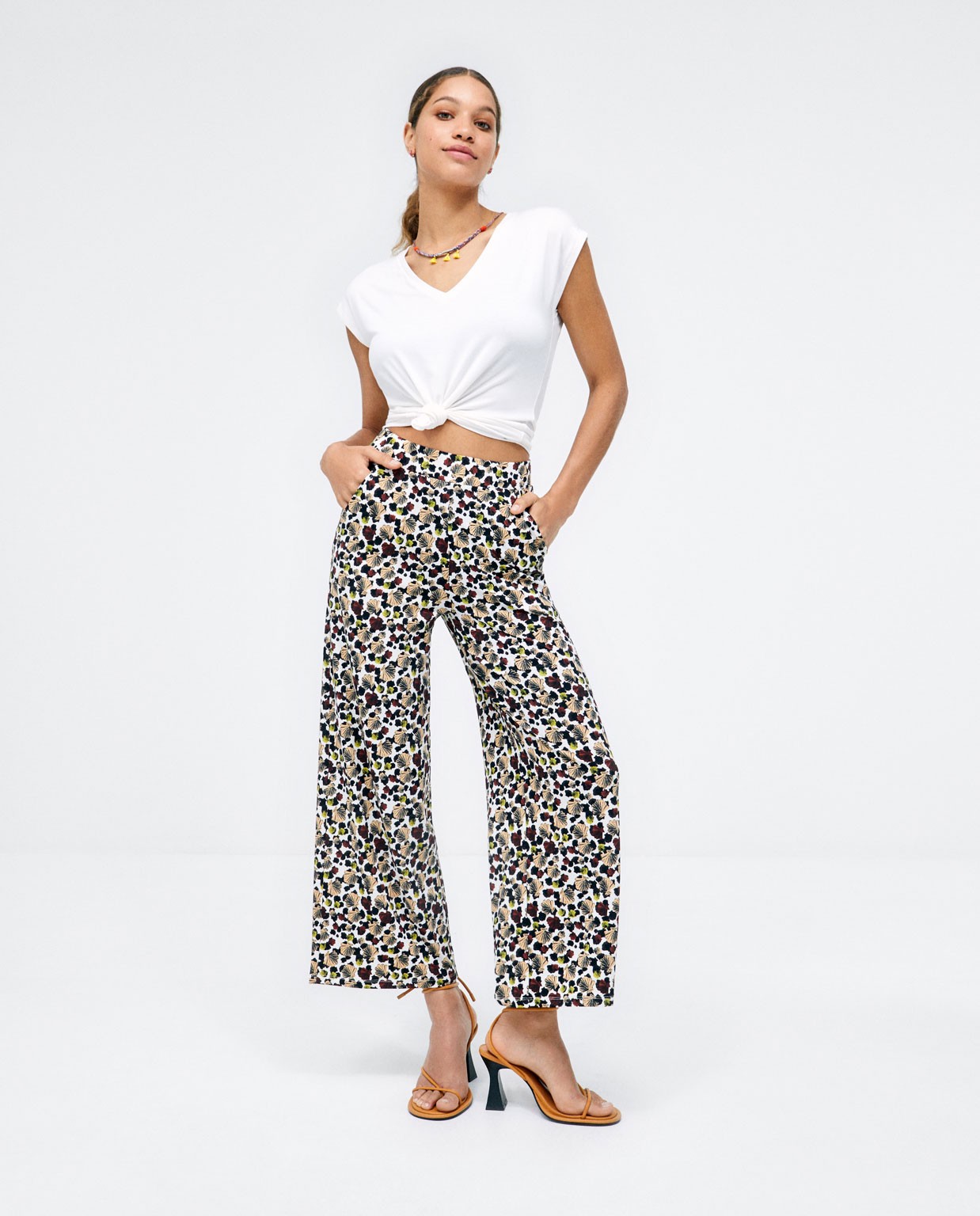 Wide long trousers. Elasticated waist. Brown