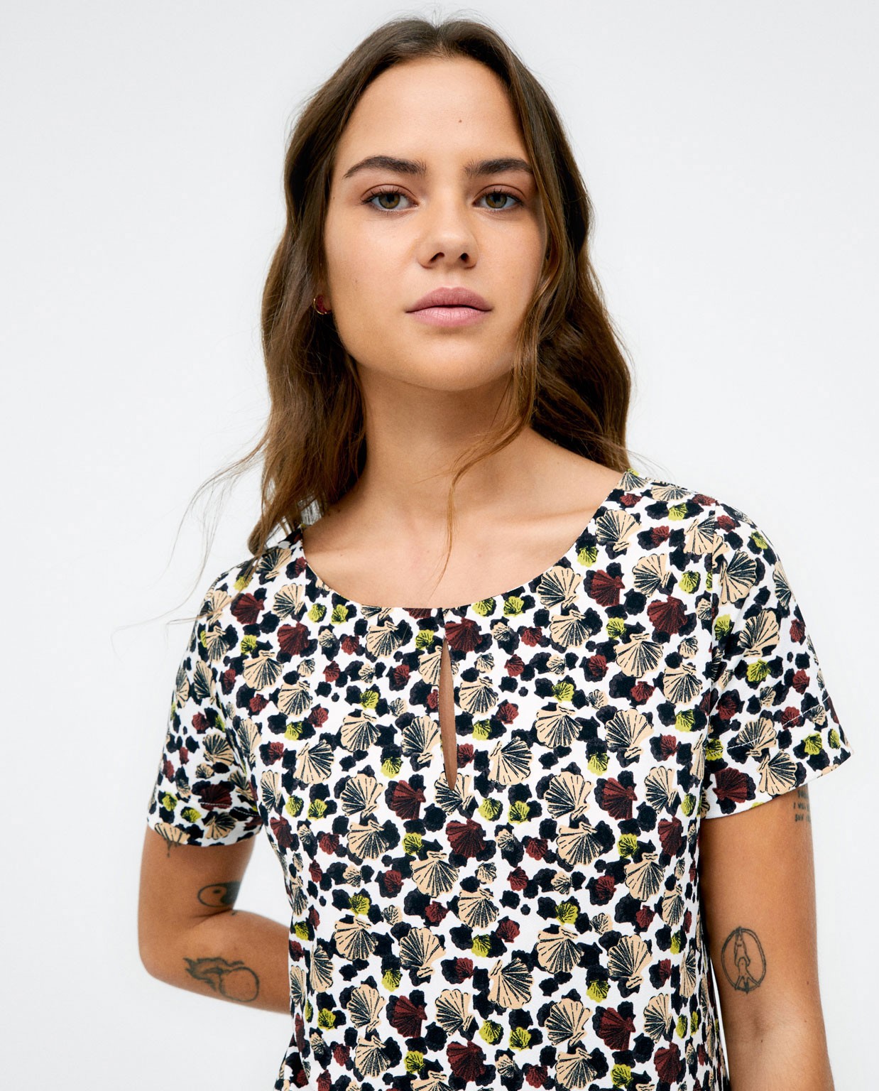 Vestido curto  com manga pelo cotovelo. Castanho