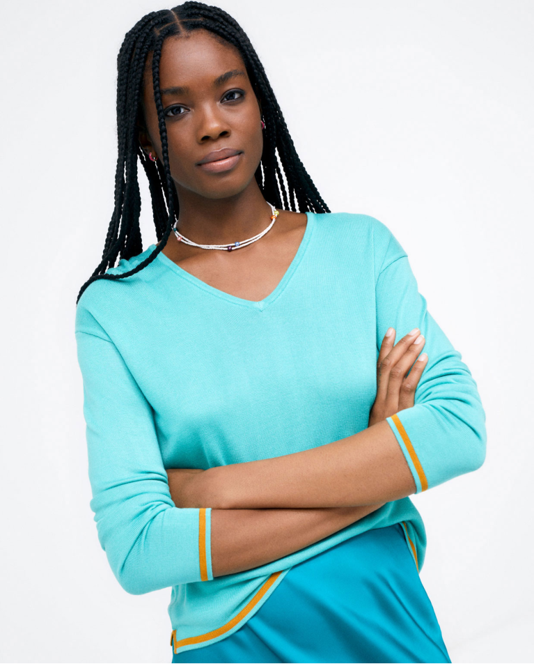 Knitted jumper. V-neck. Plain Turquoise