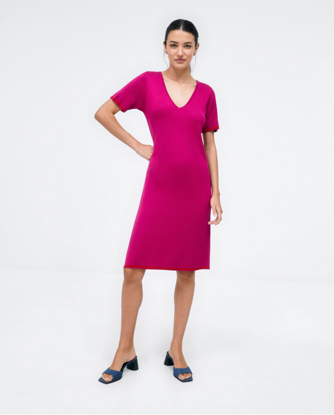 Vestido corto de punto. Cuello V. Lisa Fucsia