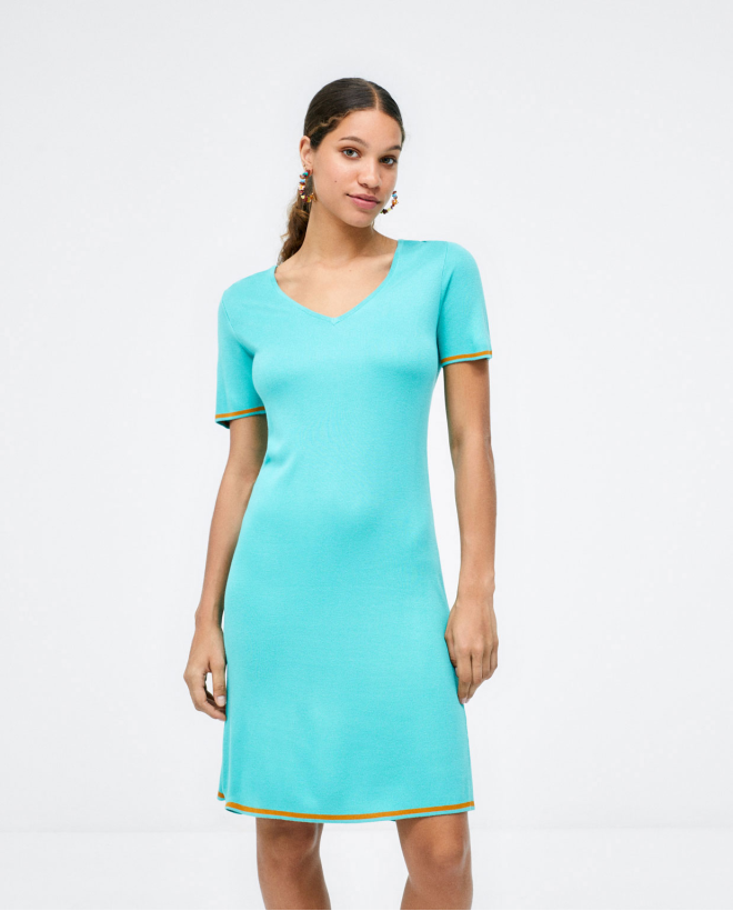 Vestido corto de punto. Cuello V. Lisa Turquesa