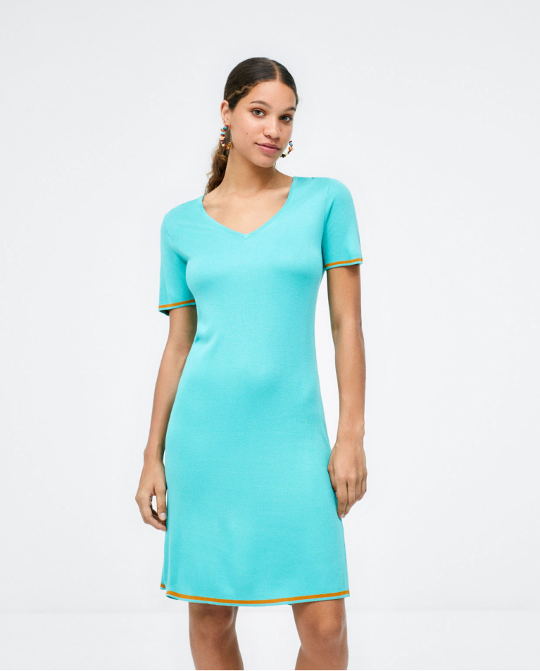 Vestido corto de punto. Cuello V. Lisa Turquesa