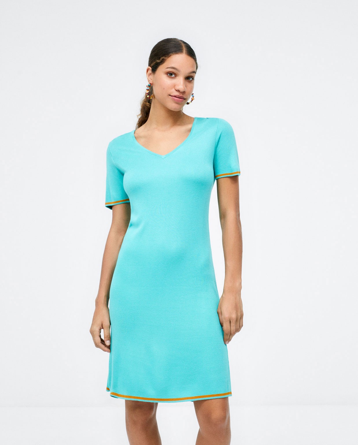 Vestido corto de punto. Cuello V. Lisa Turquesa