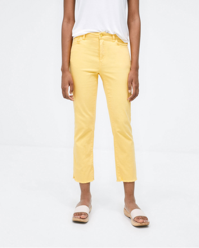 Pantalón vaquero largo recto. Liso. Amarillo