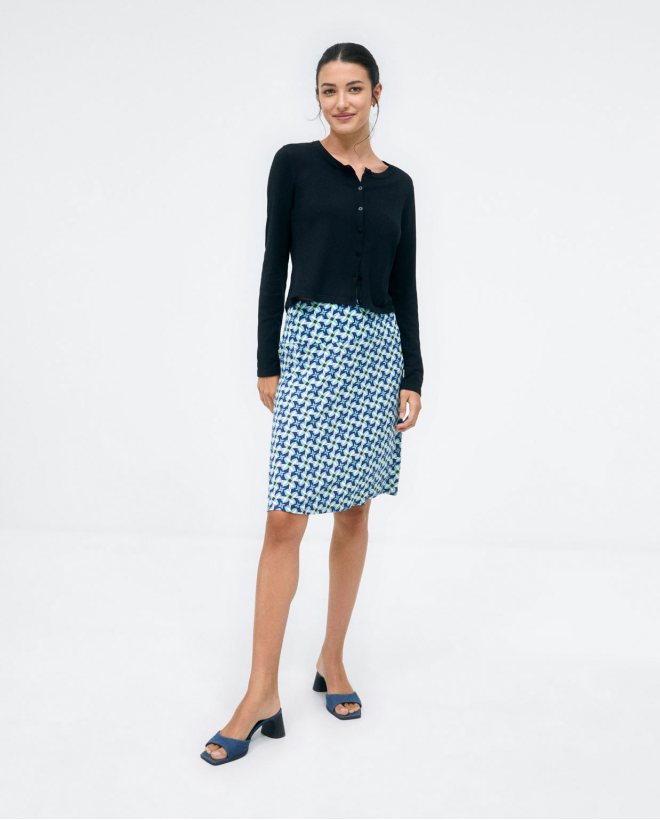 Falda corta evasé. Cintura elástica. Estampado Azul
