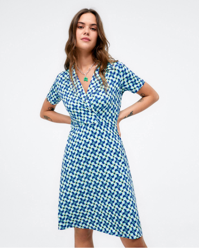 Vestido corto cruzado. Elástico. Estampado Azul
