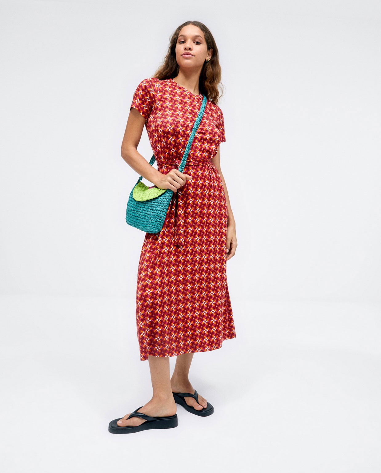 Vestido midi cruzado anudado. Estampado Rojo