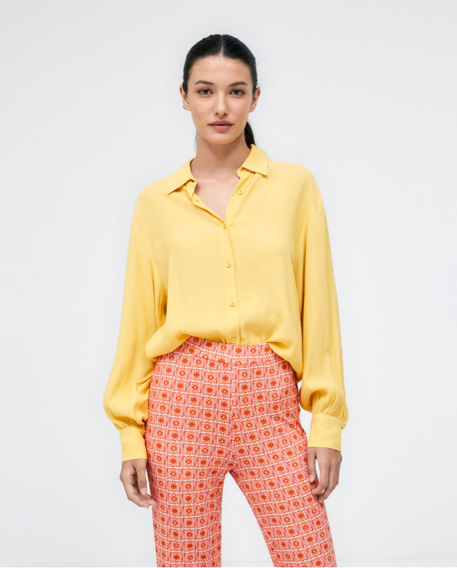 Camisa maga larga con puños. Cintura elástica. Amarillo