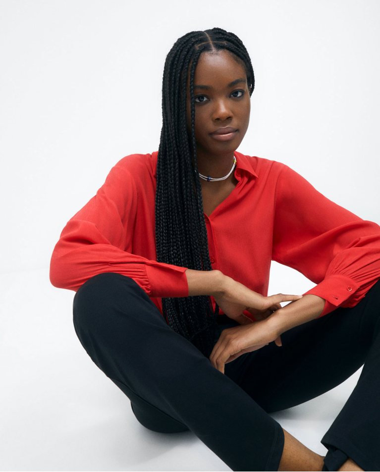 Long sleeve shirt with cuffs. Elastic waist. Red