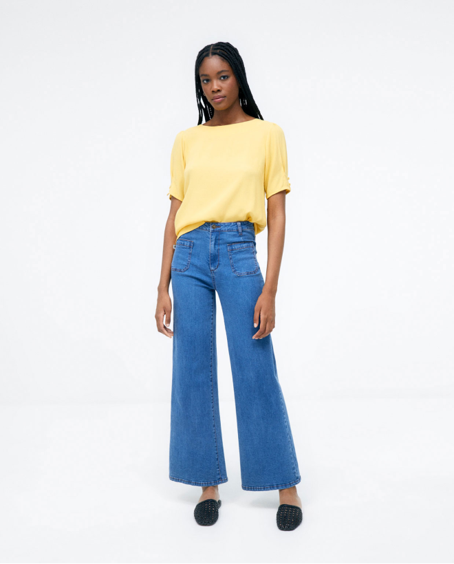 Blusa de manga francesa abrochada en la espalda. Amarillo