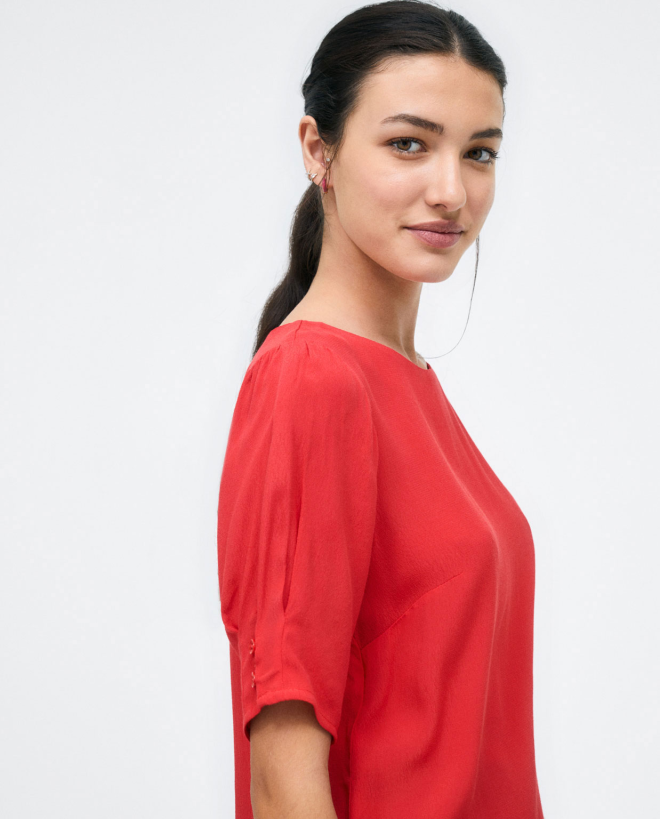 French sleeve blouse with buttoned back. Red