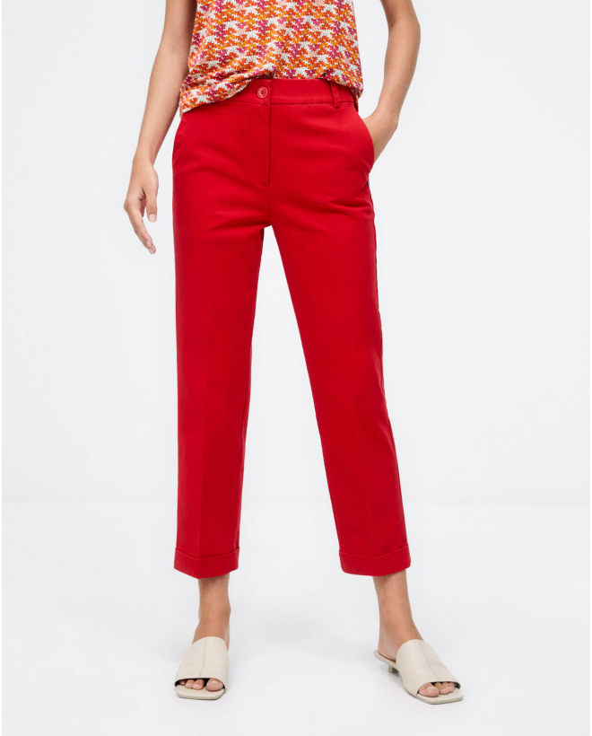 Straight ankle long trousers. Chino type. Plain Red