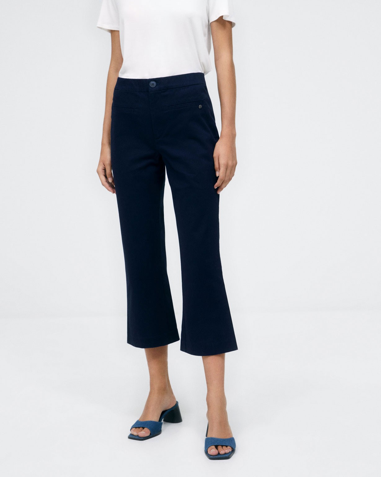 Straight ankle long trousers. Chino type. Plain  Navy blue
