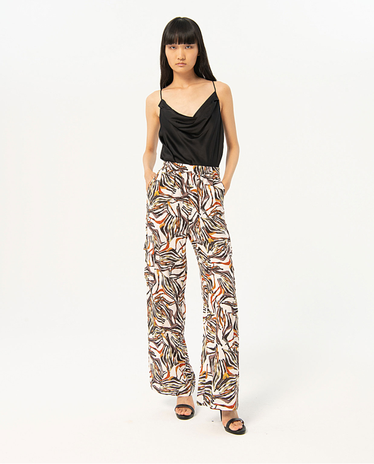 Pantalón cargo fluido estampado Negro