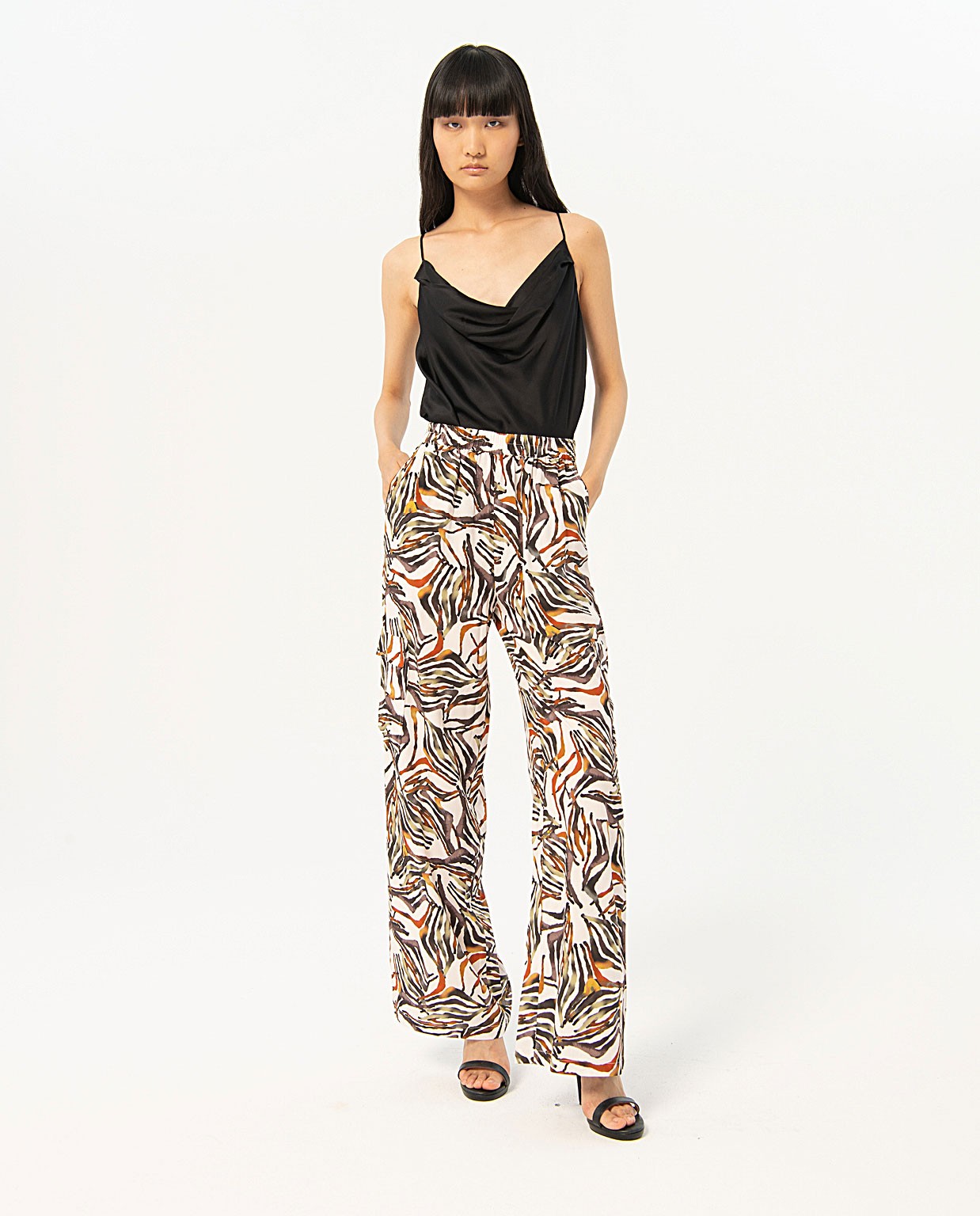 Pantalón cargo fluido estampado Negro