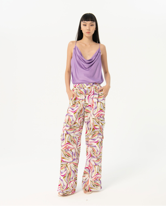 Pantalón cargo fluido estampado Multi
