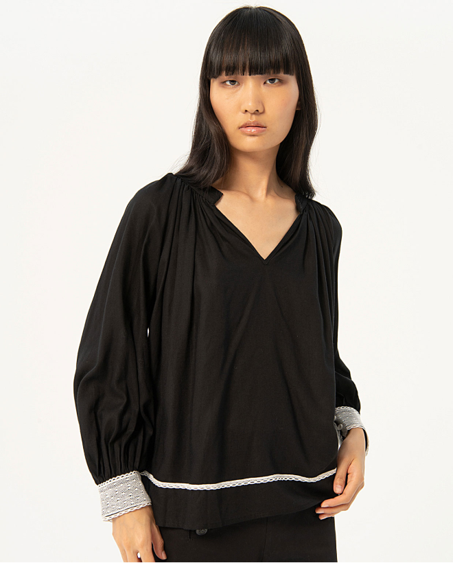 Blusa detalles en crochet Negro