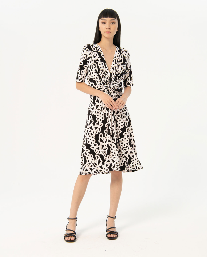Vestido corto elástico estampado Negro