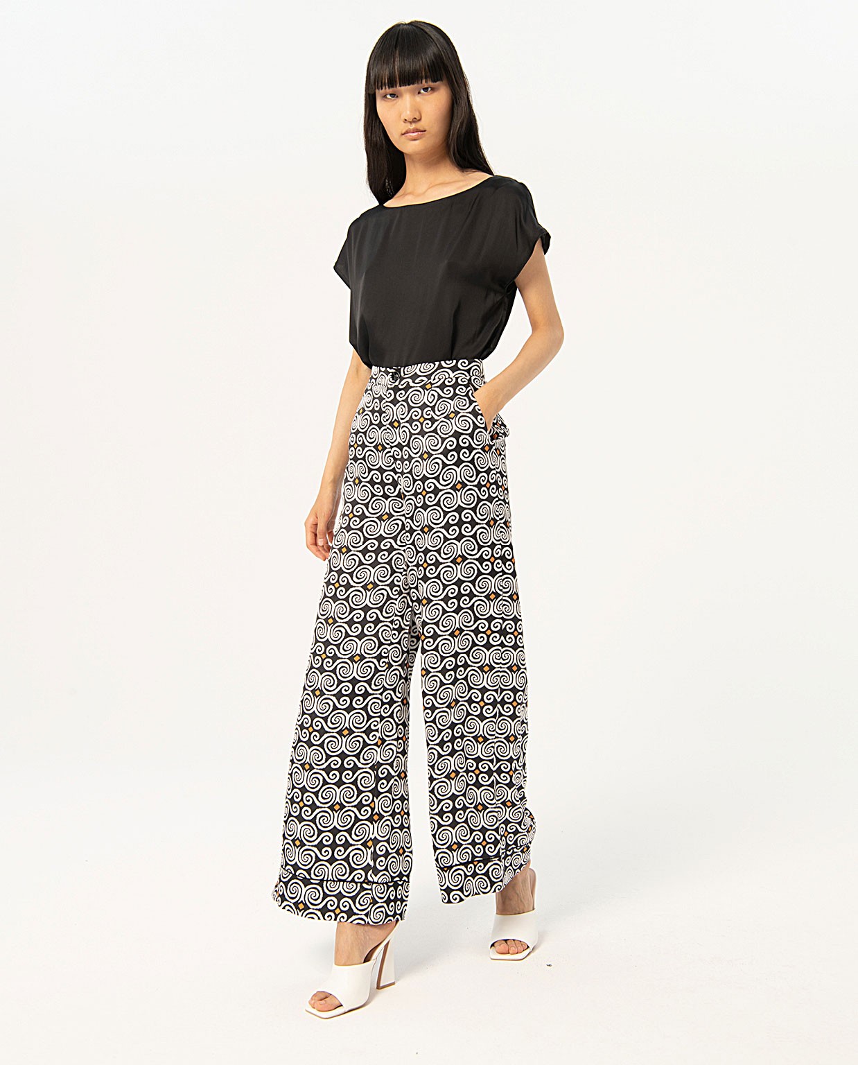 Pantalón ancho satinado estampado Negro