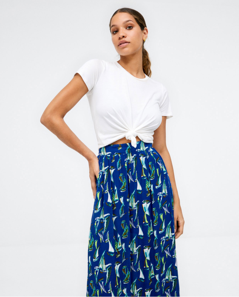 Falda midi con abertura lateral. Estampada Azul