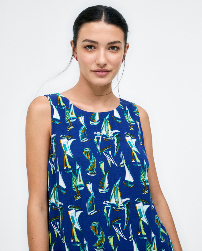 Short dress. Gathe back. Blue