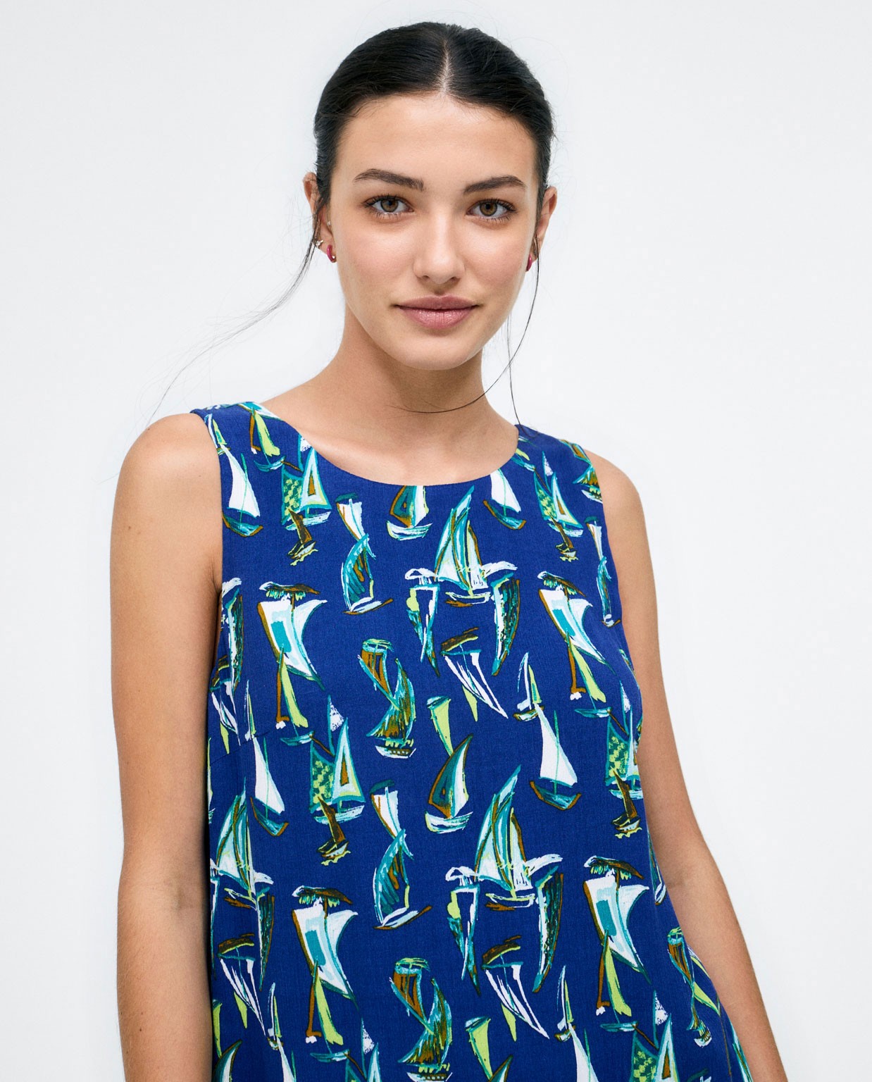 Vestido curto com franzido nas costas. Azul