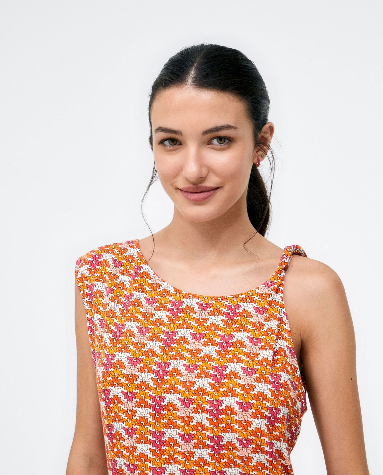 Camiseta de tirantes asimétricos. Estampado Naranja