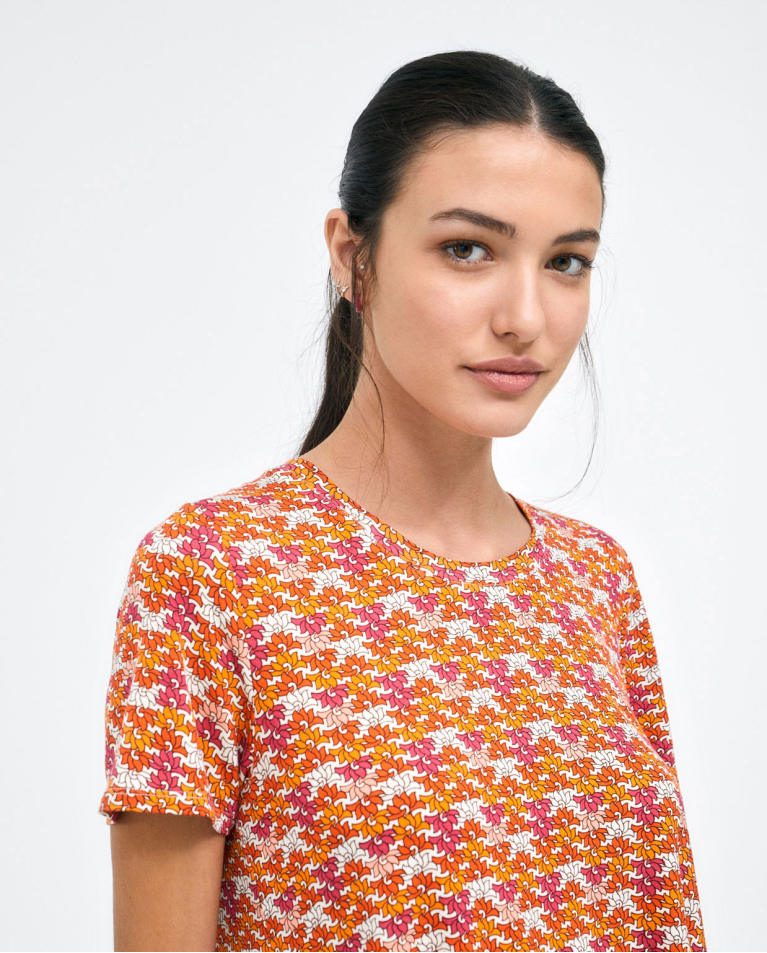 Camiseta manga corta. Elástica. Estampado Naranja