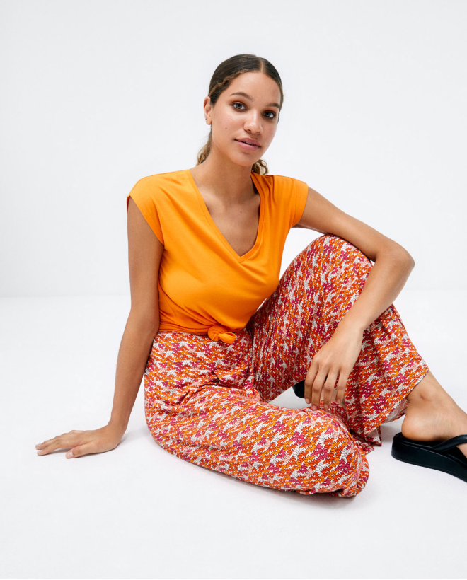 Wide long trousers. Elastic. Orange