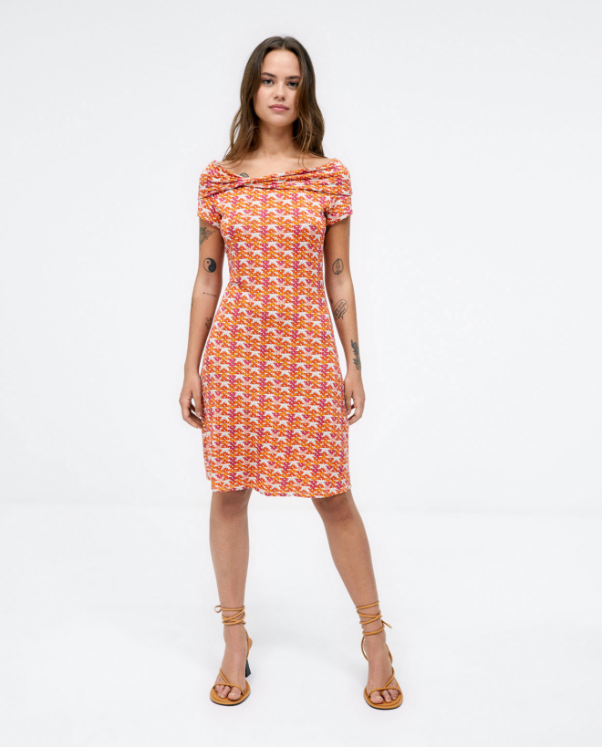 Vestido curto com decote...