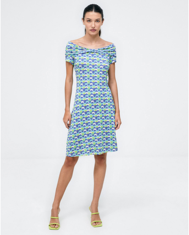 Vestido curto com decote...