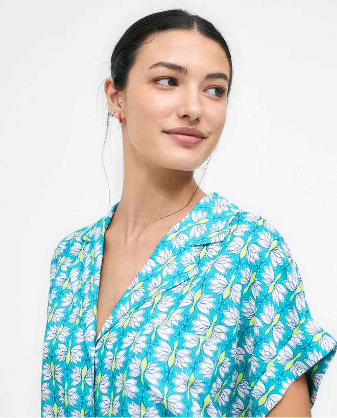 Short sleeve shirt. V-neck. e print Turquoise