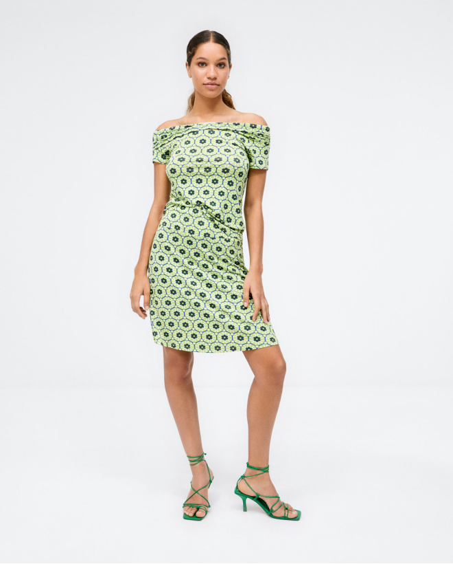 Short fla skirt. Elasticated waist. Green