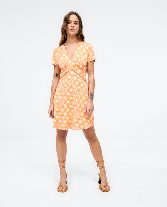 Vestido corto. Cuello V y...