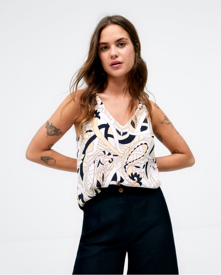 Camiseta tirantes. Cuello en V. Estampado Beige